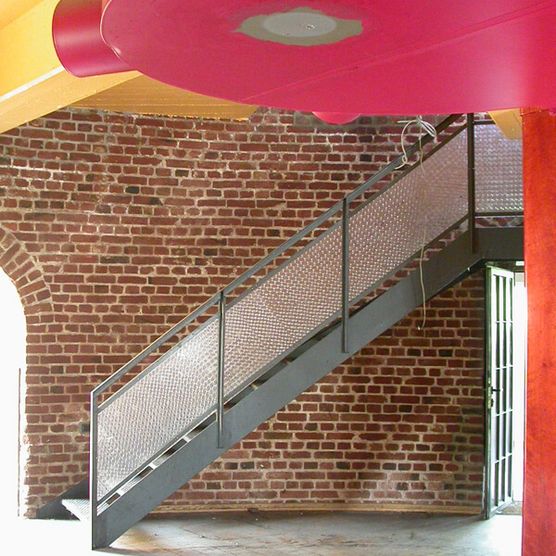 Einbau der Treppe bei der Entstehung des Museums in der Camera Obscura Mülheim