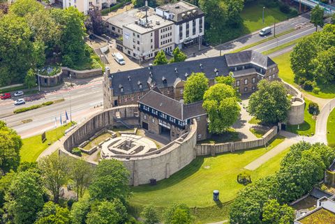 Luftaufnahme von Schloß Broich im Sommer in Mülheim an der Ruhr