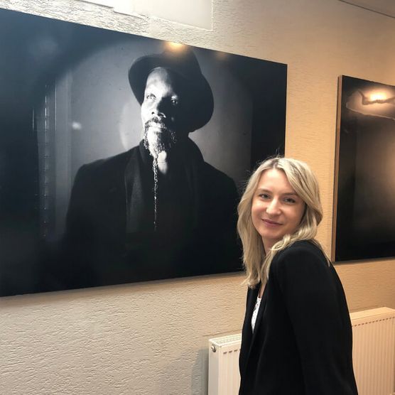 Zenaida Pulic mit Bildern ihrer Ausstellung „Relikt RZ67” 2019 in der Camera Obscura