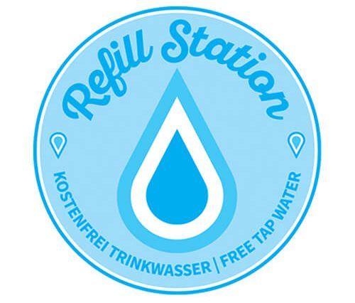 Logo der Aktion Refill Deutschland: Einrichtungen mit diesem Logo bieten kostenlos Leitungswasser an; die Camera Obscura gehört u. a. dazu.