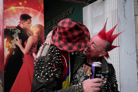 Punker, ein Foto der Ausstellung „IN YOUR FACE – Colors of the Street” von Oliver-Parviz Engel