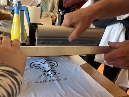 Zu sehen ist eine Momentaufnahme aus dem Siebdruck Workshop mit den Kindern der Grundschule an der Trooststraße.