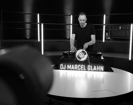 DJ Marcel Glahn bei seinem Set in der Camera Obscura