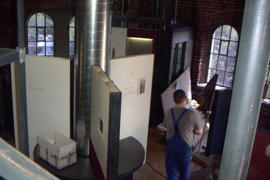 Einbau der Exponate bei der Entstehung des Museums in der Camera Obscura Mülheim