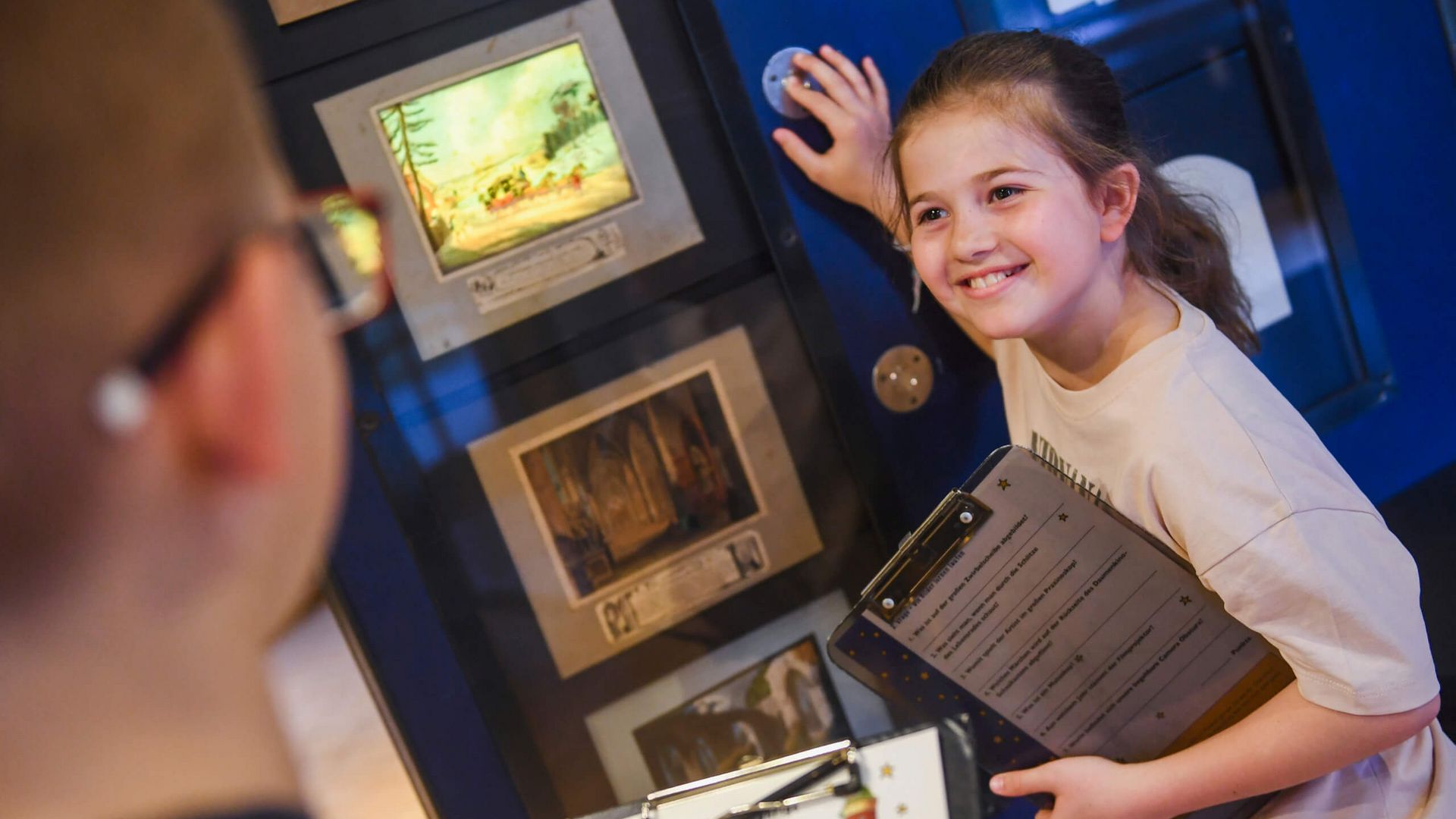 Museumsrallye: Kind testet eine Station in der Camera Obscura Mülheim