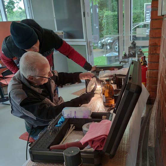 Feinarbeit im Museumscafé: Fachleute der Carl Zeiss Jena GmbH warten die Camera Obscura im Mai 2025.