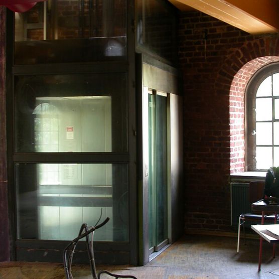 Einbau des Aufzugs bei der Entstehung des Museums in der Camera Obscura Mülheim