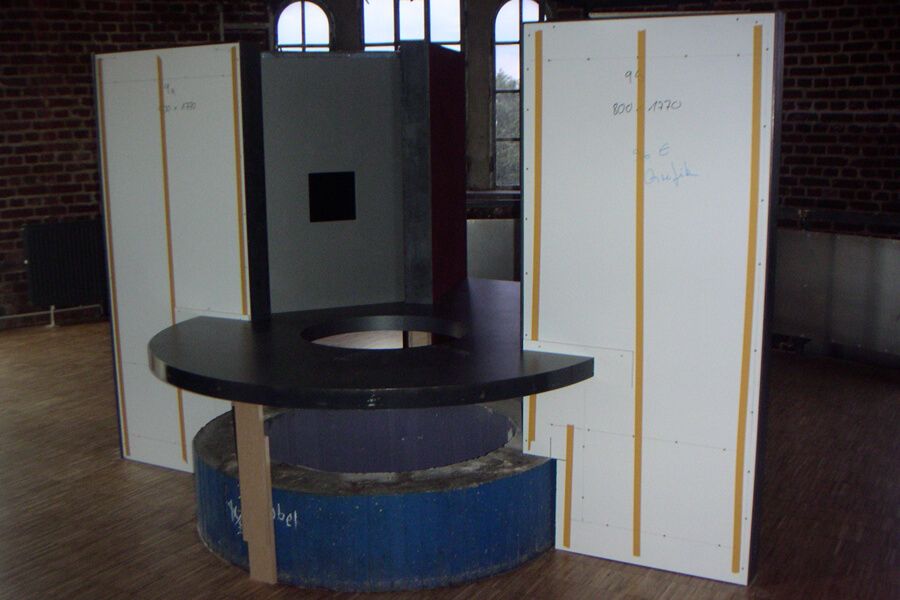 Einbau der Exponate bei der Entstehung des Museums in der Camera Obscura Mülheim