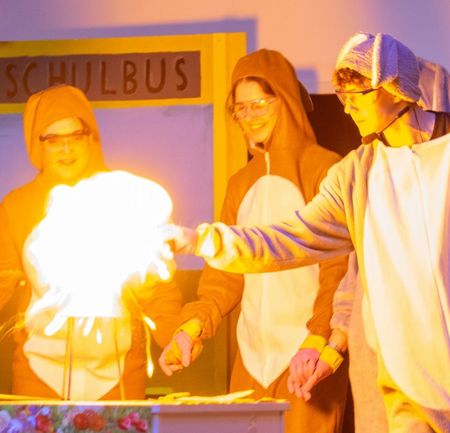 Zu sehen ist eine Aufnahme von einem Experiment während der Osterakademie an der Luisenschule in Mülheim.